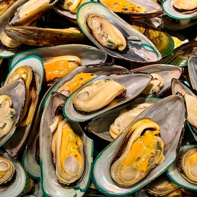 พามาทานบุฟเฟต์ Seafood ริมแม่น้ำ