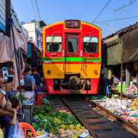 🔺 Mae klong train market in Bangkok is amazing 🤩