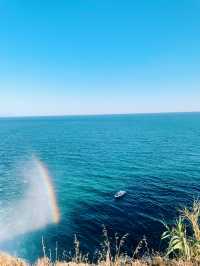 海へ流れる滝で虹を発見🌈💛