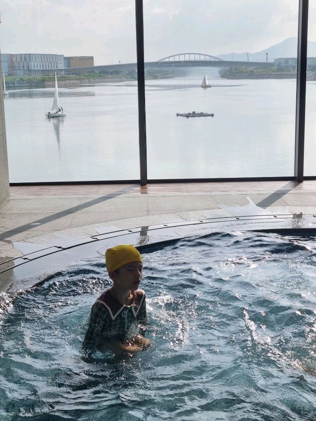 마리나 감상은 공짜! 뷰맛집 호텔 수영장👍