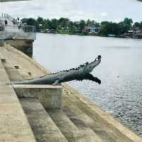 Discovering Kuching's Waterfront: Mosque, Bridge, and Tua Pek Kong Temple