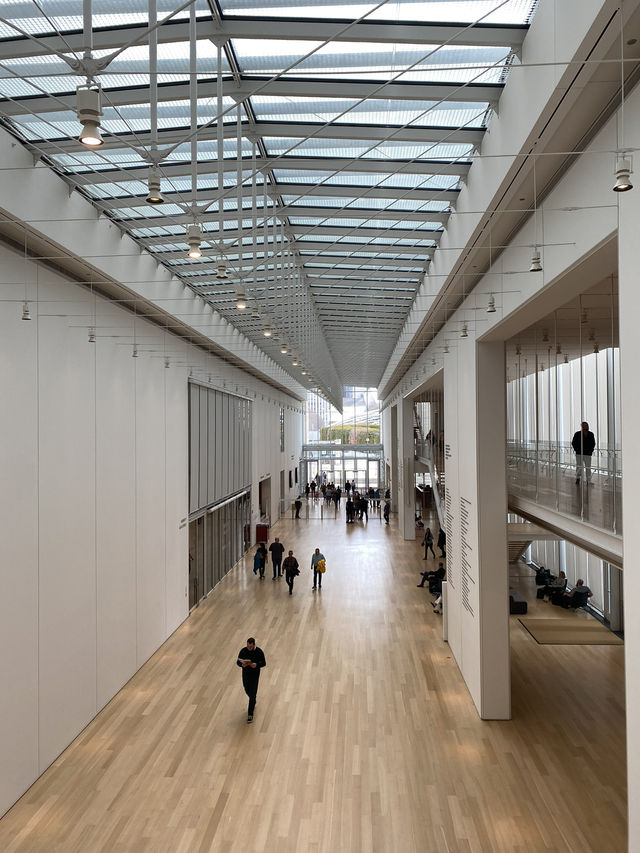 Explore the Art Institute of Chicago 
