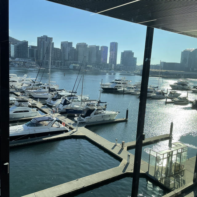 港町の憩いの場：ユニークなLibrary at The Dockで楽しむ新しい体験
