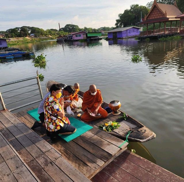 ตักบาตรทางน้ำ อุทัยธานี