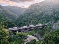 【嵯峨野トロッコ列車で保津峡散策！赤い橋と絶景を満喫】