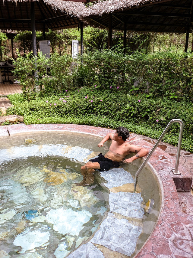 แช่น้ำร้อนสุดฟิน ที่บ่อน้ำร้อนธาริน ระนอง