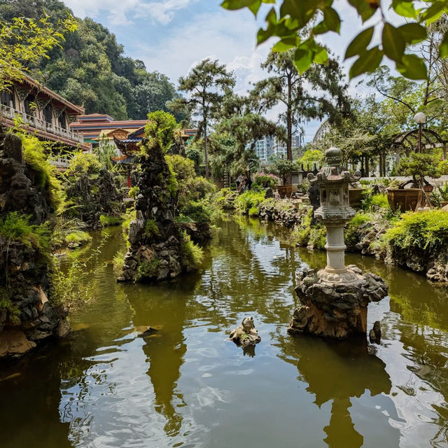 Enchanting Exploration at Sam Poh Tong Temple