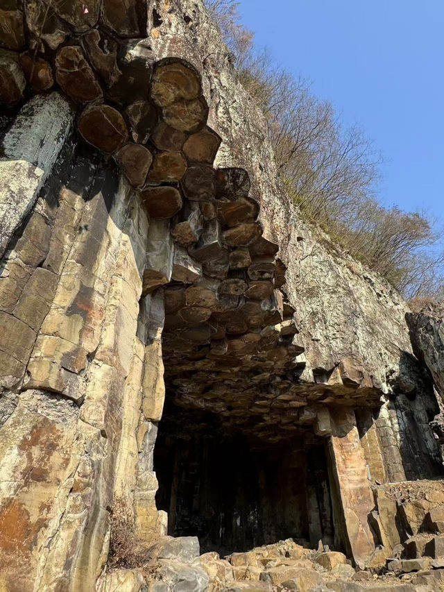 🌋🌿🚶‍♂️《大自然的魅力：浙江嵊州玄武岩之旅》 🏞️🎶