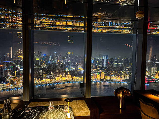 看東方明珠塔的最佳位置~~“Flair Rooftop Bar”在58樓近距離看東方明珠