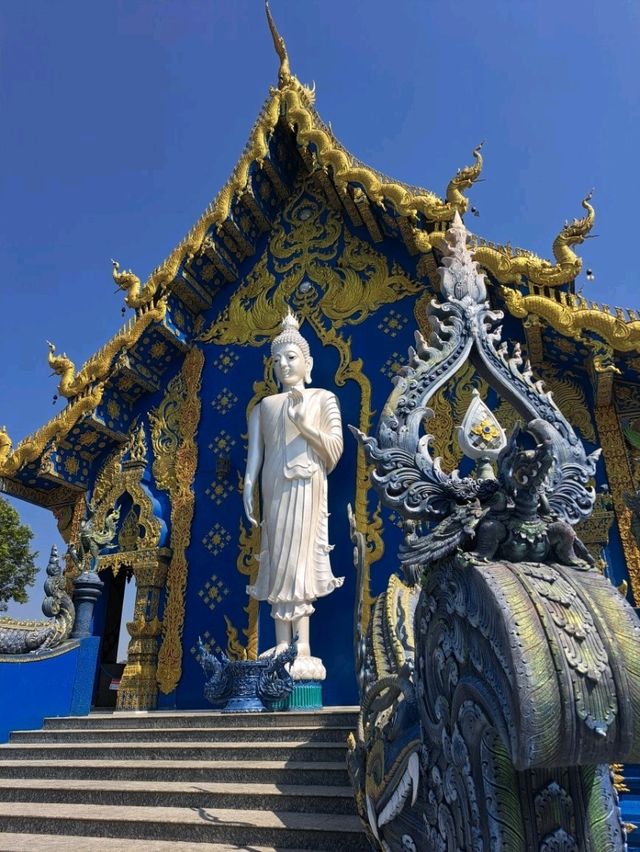 พาเที่ยววัดสีน้ำเงิน