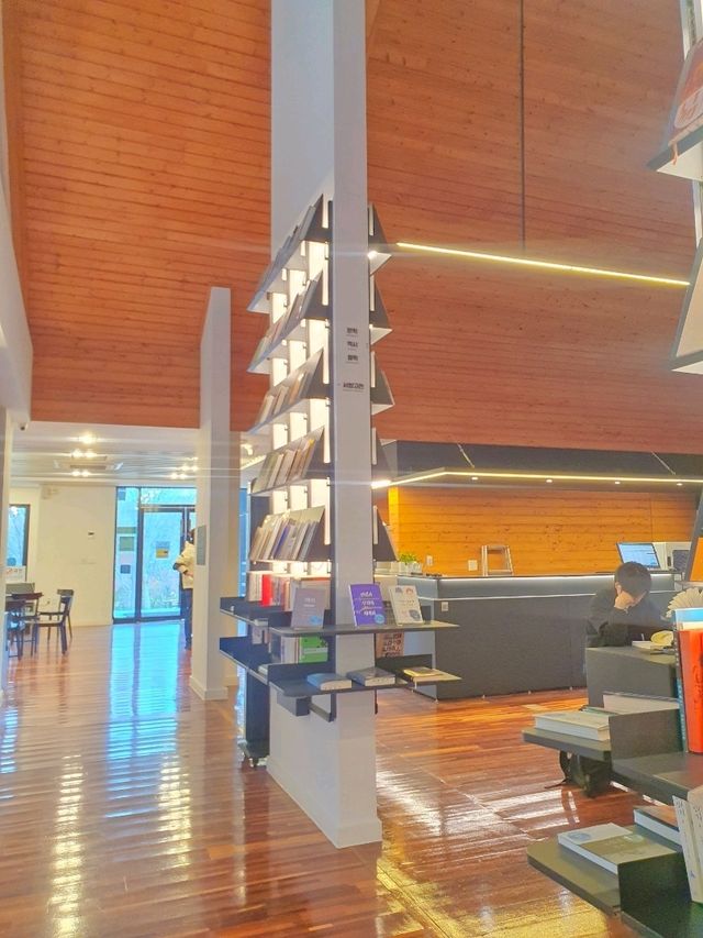 자연 속에서 만나는 감성적인 북카페, 지관서가📚🌿