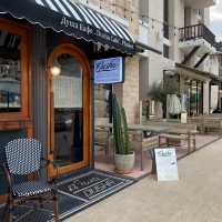 คาเฟ่สุดหรูที่ตั้งอยู่ในท่าเรือ Royal Phuket Marin