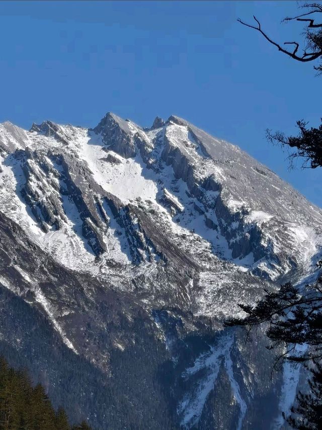 四川峨眉山‐看看波瀾壯闊的雲海及巍峨的山脈，絕對是打卡勝地📷🥹 實在是太美了！🤩