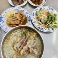 高雄金城鴨肉麵專賣店.在大立百貨公司正對面.美食小吃值得推薦大家