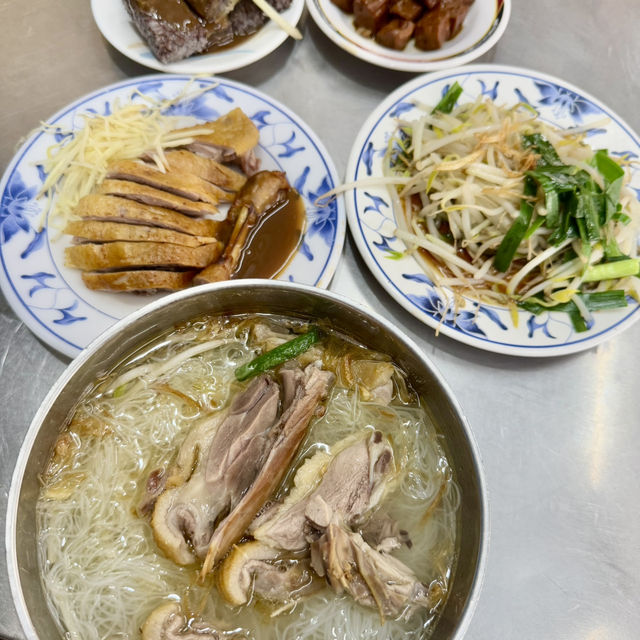 高雄金城鴨肉麵專賣店.在大立百貨公司正對面.美食小吃值得推薦大家