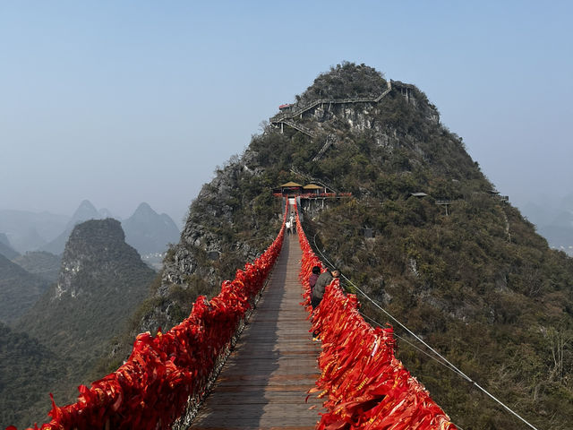 **陽朔如意峰：高空俯瞰喀斯特峯林嘅壯麗體驗！** 🌄 