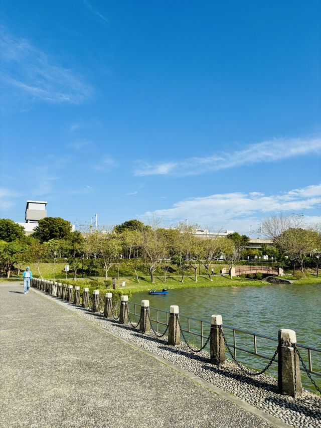 迎曦湖畔，享受休閒時光！☀️ 跑步運動，毛孩散步，完美的一天！🐶🏃‍♀️