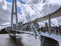 "Brisbane Skyline: A Stunning Blend of Modernity and Nature"