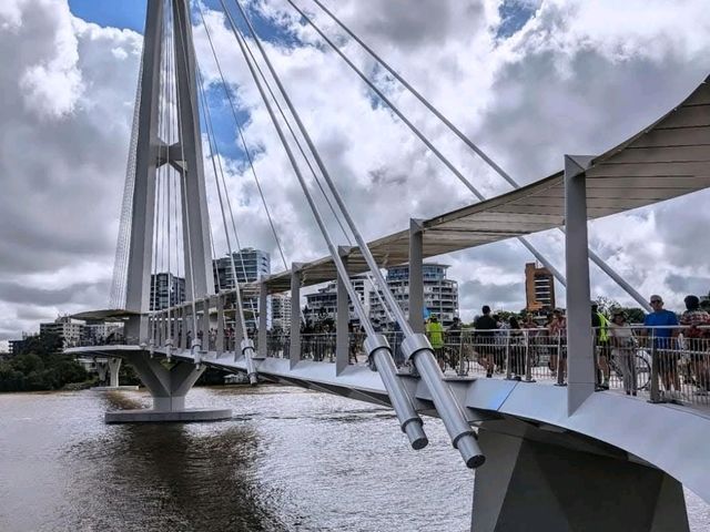 "Brisbane Skyline: A Stunning Blend of Modernity and Nature"