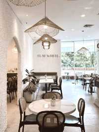 FLAT WHITE
