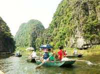 ล่องเรือกลางหุบเขา สัมผัสเสน่ห์ธรรมชาติที่ Tam Coc