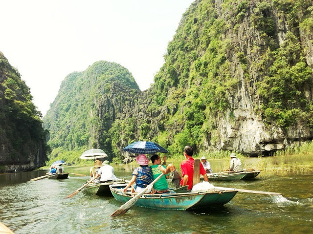 ล่องเรือกลางหุบเขา สัมผัสเสน่ห์ธรรมชาติที่ Tam Coc