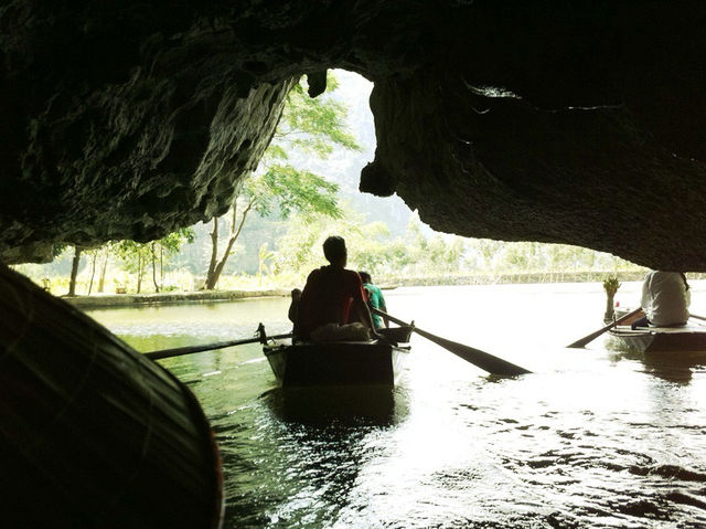 ล่องเรือกลางหุบเขา สัมผัสเสน่ห์ธรรมชาติที่ Tam Coc