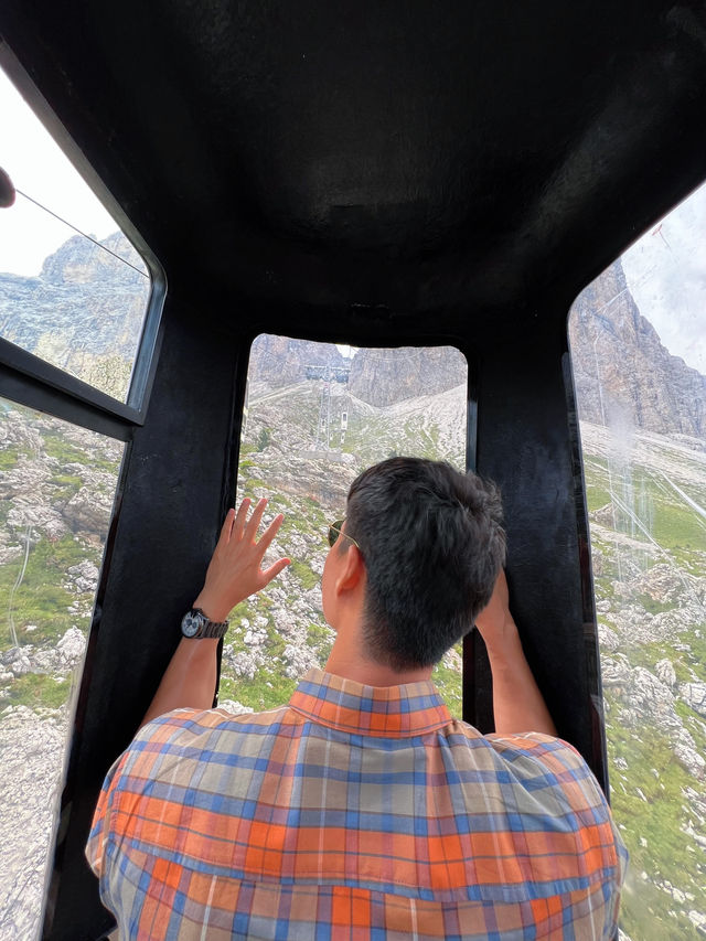 กระเช้าลับในเทือกเขา Dolomite Italy 