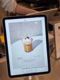 가로수길에서 만나는 감성 카페, KRMK CAFE