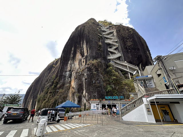 【ピエドラ・デル・ペニョル】“悪魔の岩”の頂から見る、湖と島の絶景。