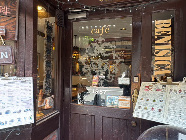 【東京 有楽町】昭和の雰囲気が残るレトロな喫茶店、珈琲館 紅鹿舎