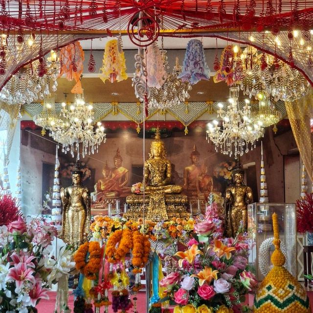 สักการะพระรามัญทรงเครื่องที่วัดโบสถ์