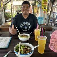 ก๋วยเตี๋ยวมุมโค้ง ร้านดังจังหวัดอ่างทอง
