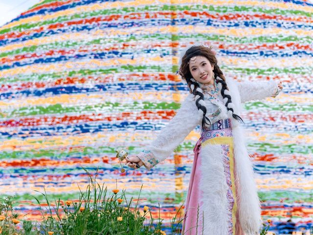 Timeless Beauty in Lijiang: A Tibetan Costume Photoshoot Amidst the Grasslands