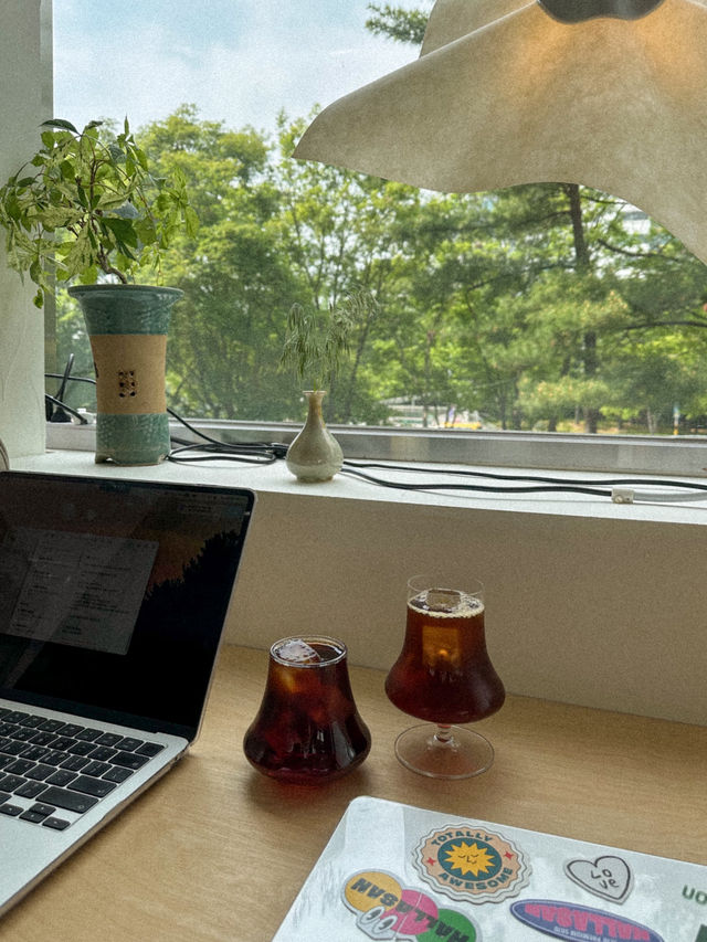 푸릇한 통창뷰 바라보며 작업하기 좋은 카페