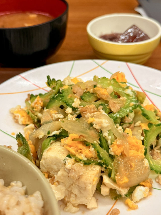 沖繩｜像回阿嬤家吃飯的花笠食堂 一盤濃縮近代歷史的炒苦瓜