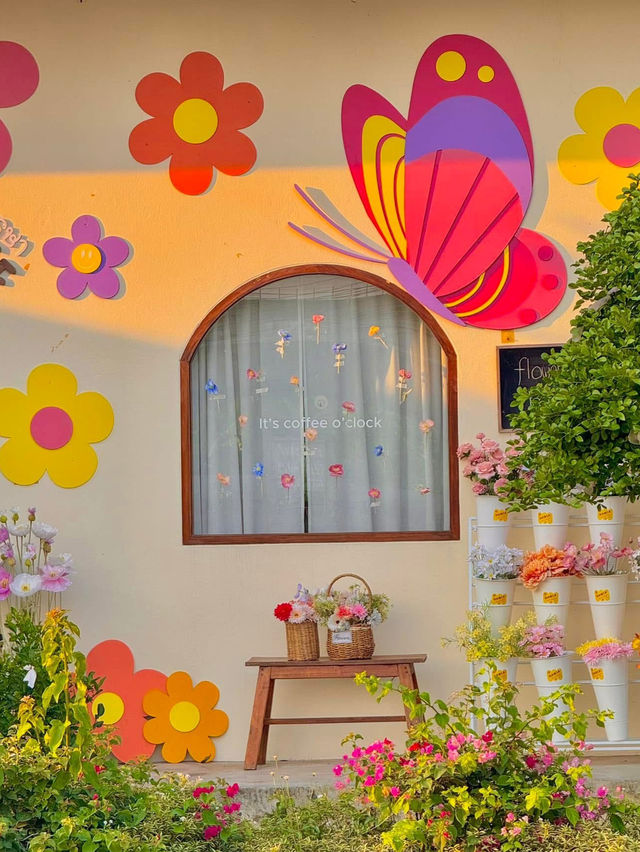 คาเฟ่ดอกไม้และร้านอาหารฟีลครอบครัวในสวน 🌸🌷