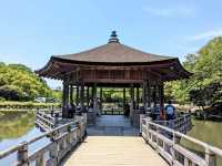 一座美麗的六角形建築，屋頂以檜樹皮搭建💕浮見堂