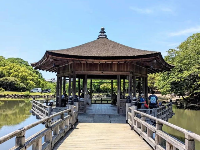 一座美麗的六角形建築，屋頂以檜樹皮搭建💕浮見堂
