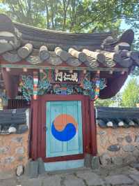 연못 위 고즈넉한 정자에서의 한가로운 산책