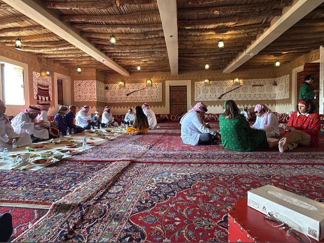 【一口咬進沙漠的靈魂：Najd Village 傳統料理餐廳體驗】