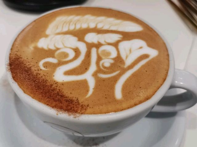 北角油街藝術遊☕️！薄荷朱古力+拉花😍！估下係咩？