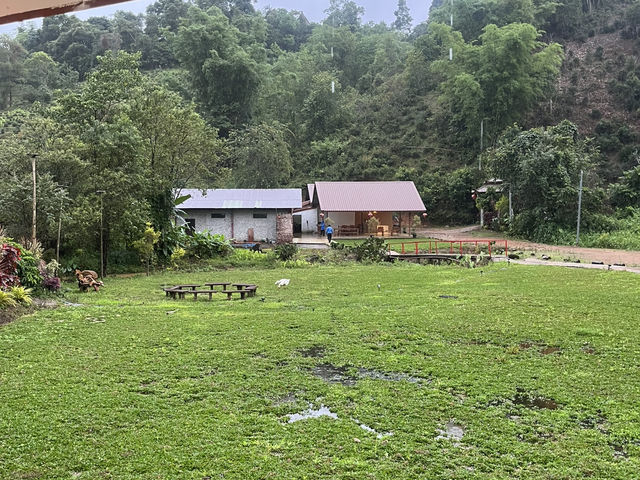 Baan Daeng Resort บ้านดินกลางหุบเขา