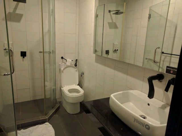 "Smart Stay for Airport Travelers"