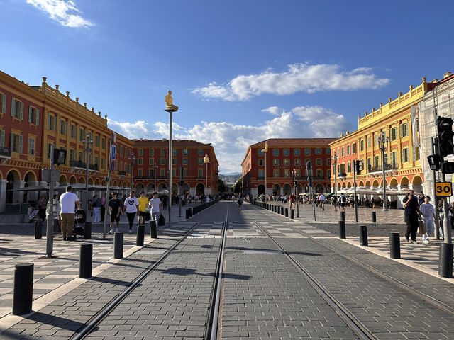 【マセナ広場（Place Masséna）｜ニースの“心臓”が揺れるモザイク広場】
