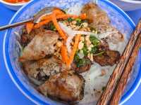 Bún Thịt Nướng Chả Giò ร้านหมูย่างข้างถนน