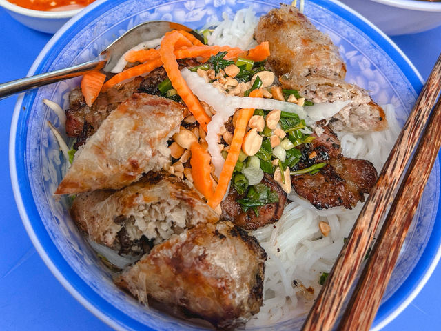 Bún Thịt Nướng Chả Giò ร้านหมูย่างข้างถนน