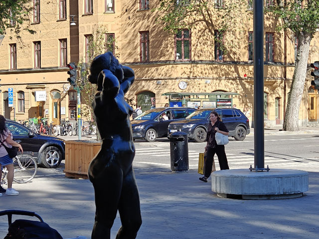 Stockholm Citywalk: Tunnels, Coffee-less Cafes, and Spicy Mala Tang! 🇸🇪🚶‍♀️