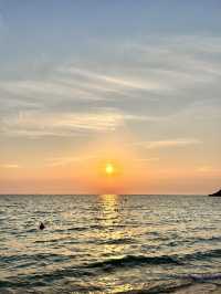 ชมพระอาทิตย์ตกที่ “หาดถ้ำพัง” เกาะสีชัง