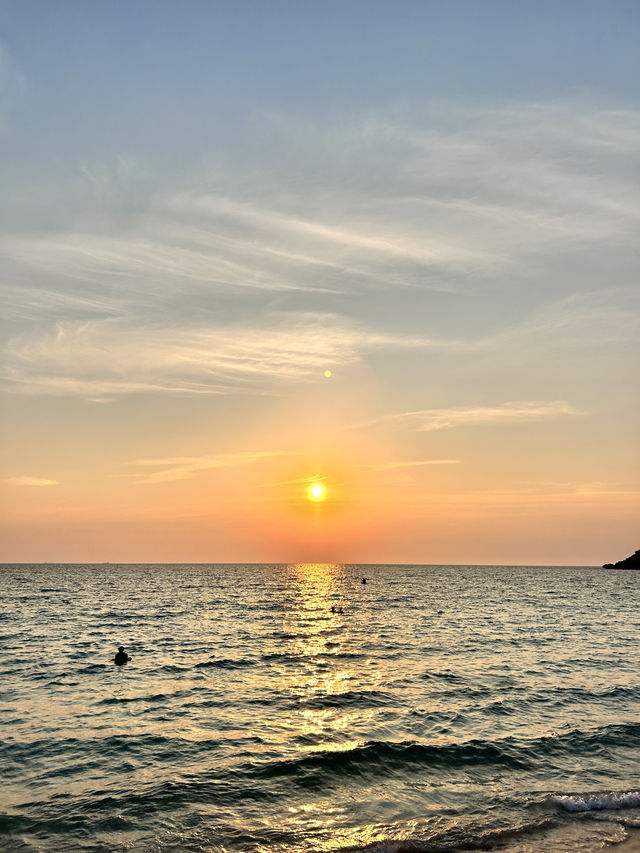 ชมพระอาทิตย์ตกที่ “หาดถ้ำพัง” เกาะสีชัง